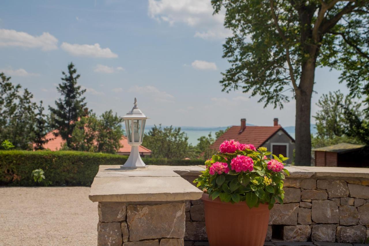 Bacchus Apartman - Borbarlang, Badacsony Badacsonytomaj Esterno foto